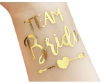 Kuldne tattoo kirjaga "Team bride"